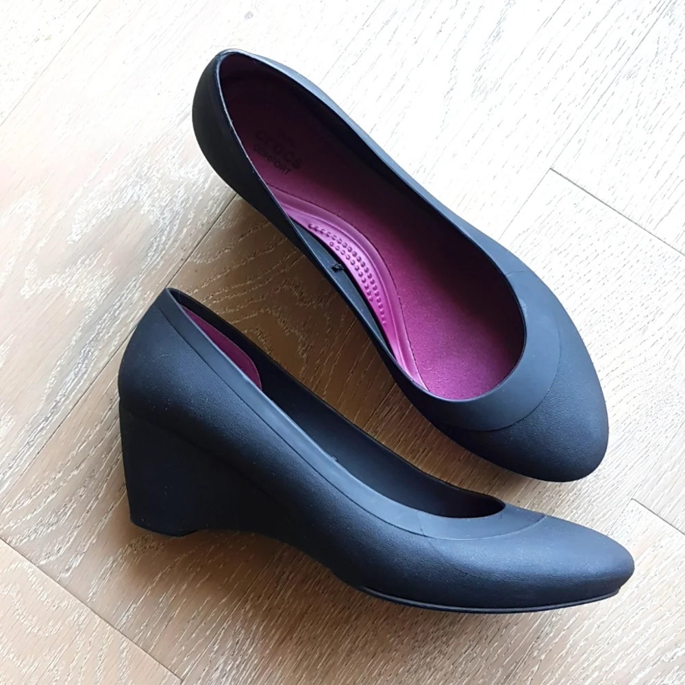 Crocs Black Dual Comfort Black Wedge Pumps Size 8